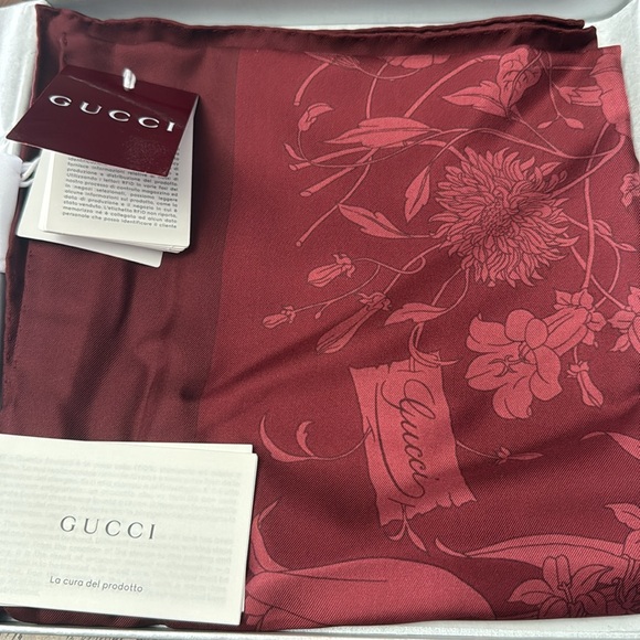 NWT: Gucci - PRINTED SILK TWILL CARRÉ - Red/Burgundy - Picture 1 of 6